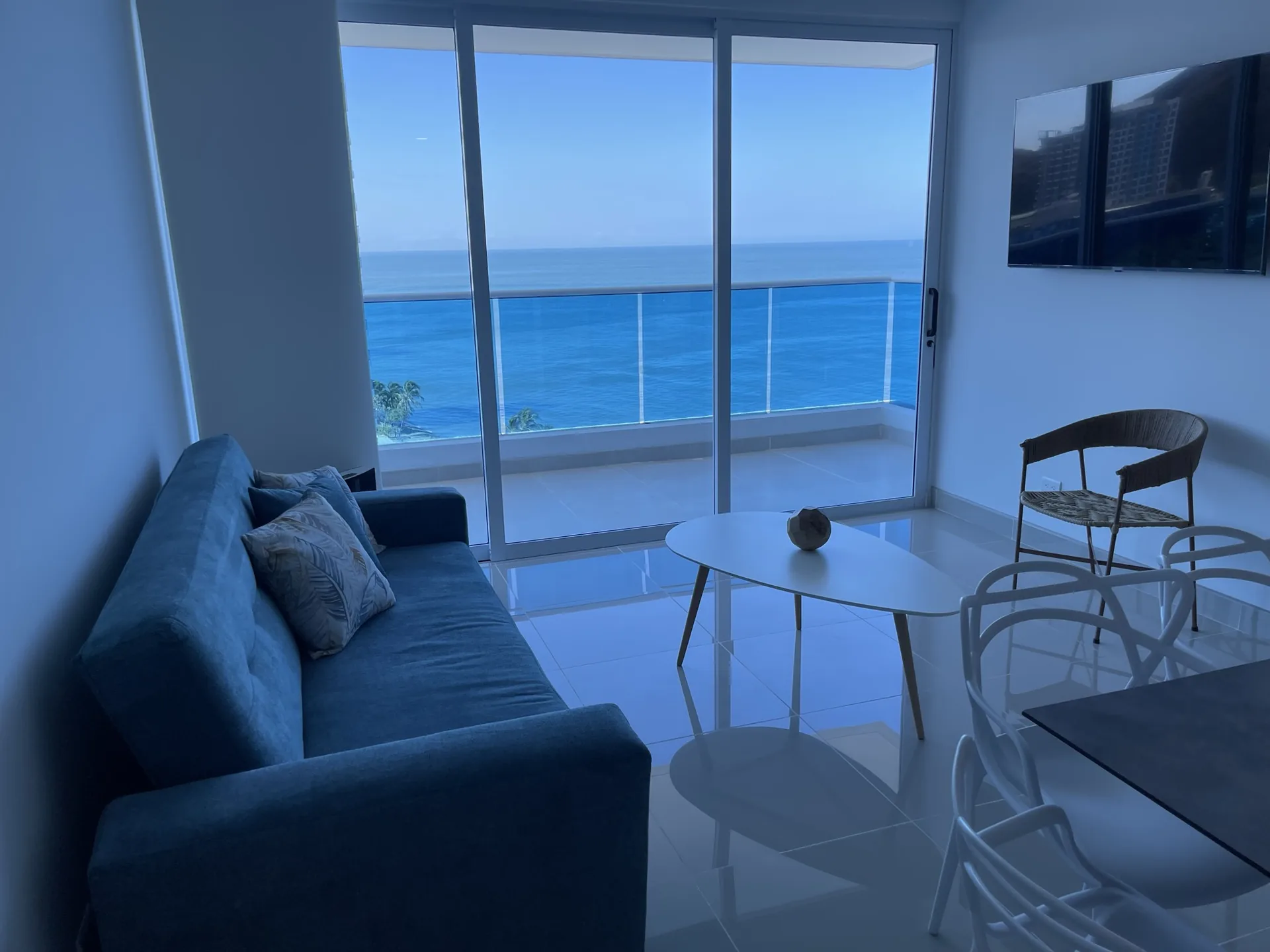 Sala-comedor con ventanal panorámico al Mar Caribe desde el piso 11